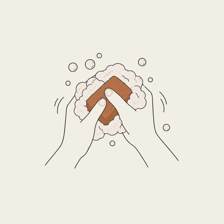 비누를 손으로 문질러 충분한 거품을 내는 모습